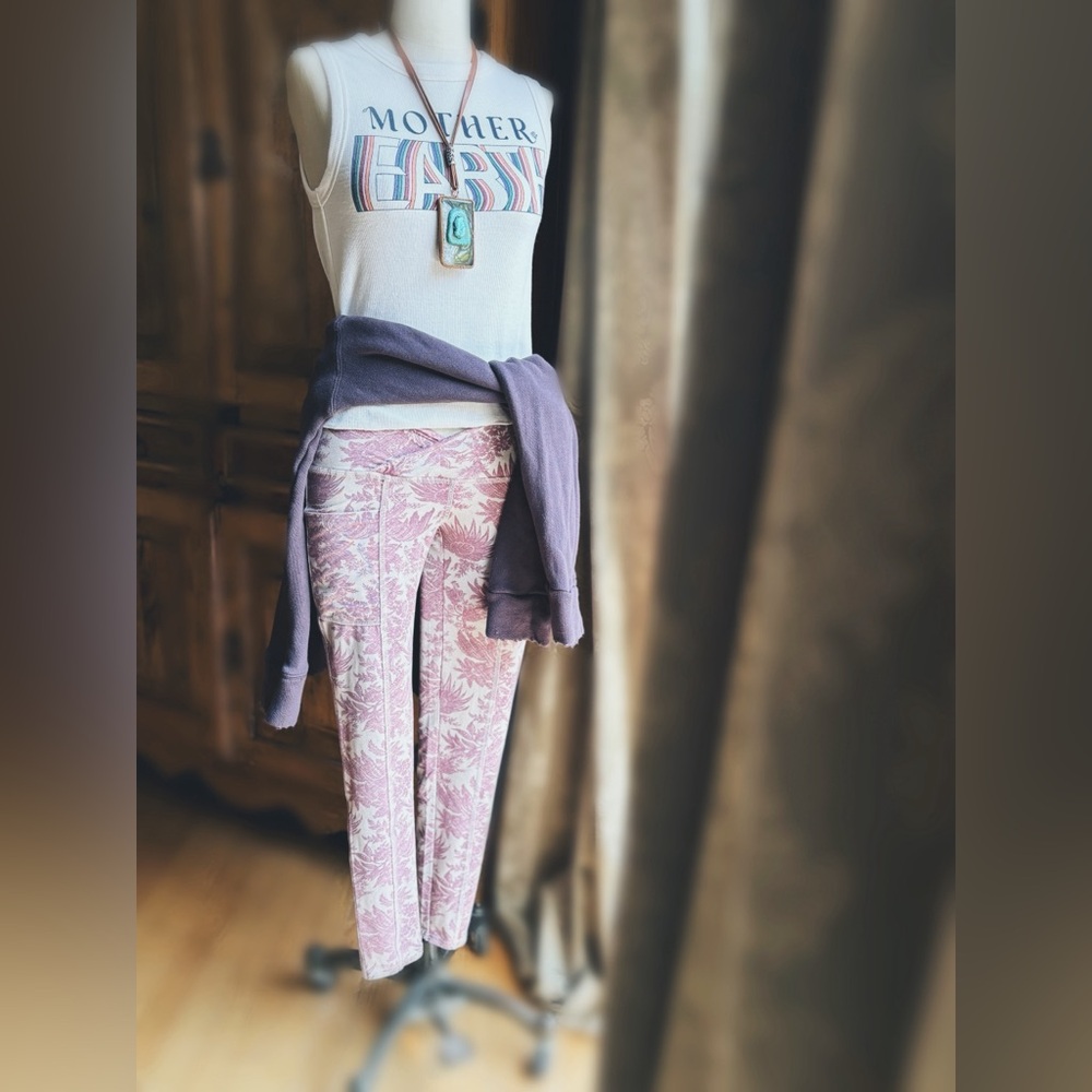 Chaser Vintage Floral Crop Leggings - Mauve Wine - NWT - Size Small - Picture 6 of 10